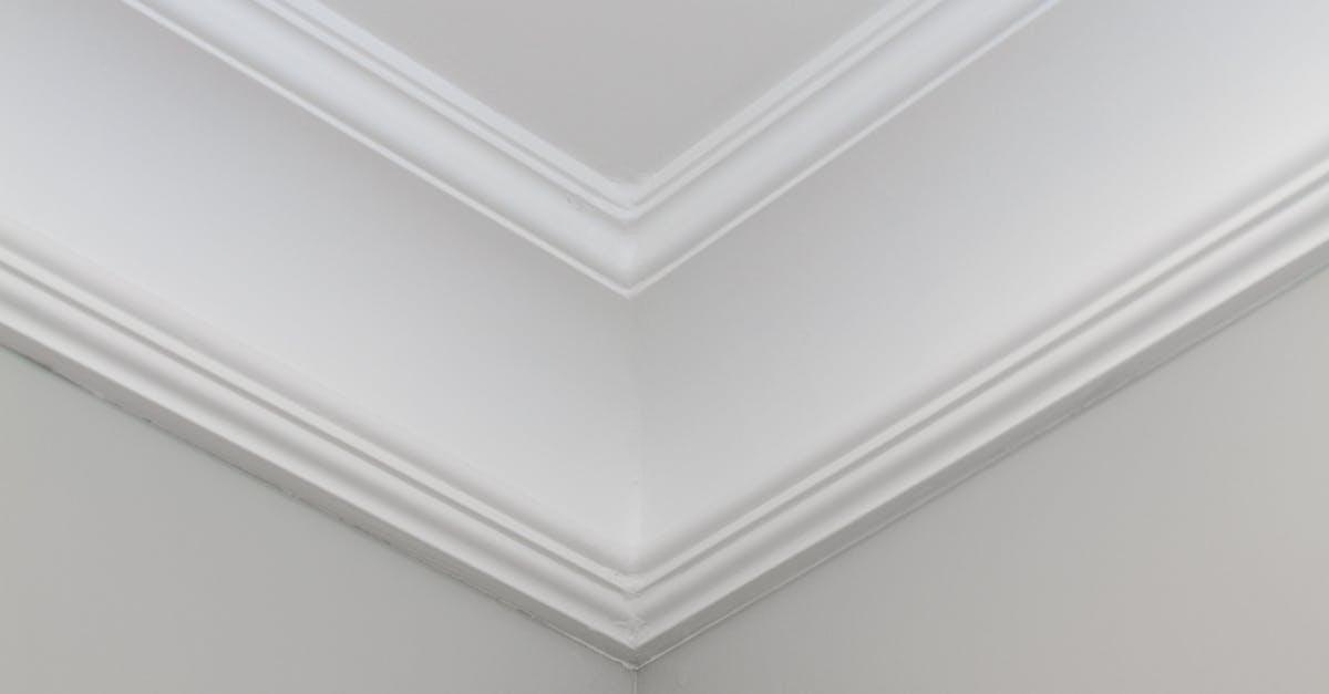 Mistrzowskie wykończenie sufitu: jak samodzielnie wykonać podsufitkę na siatce i tynku