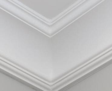 Mistrzowskie wykończenie sufitu: jak samodzielnie wykonać podsufitkę na siatce i tynku