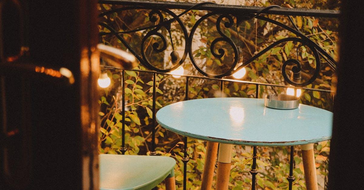 Mały balkon, wielki relaks: sprytne patenty na prywatną oazę