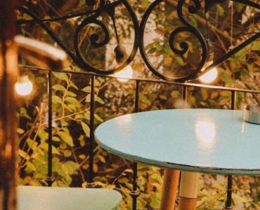 Mały balkon, wielki relaks: sprytne patenty na prywatną oazę