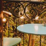 Mały balkon, wielki relaks: sprytne patenty na prywatną oazę