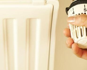 Zrób to sam: wymiana termostatu w żeliwnym grzejniku krok po kroku – oszczędź czas i pieniądze