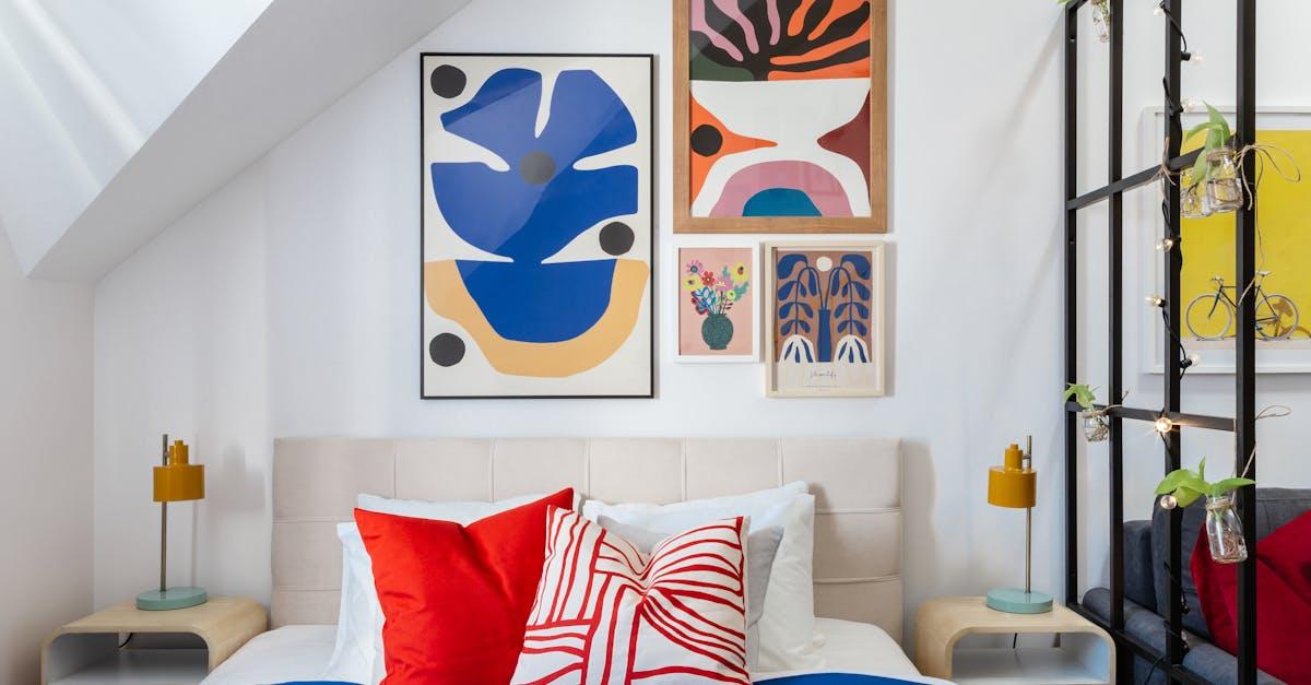 Cisza na ścianie: 21 obrazów na płótnie, które dopełnią minimalistyczne wnętrze